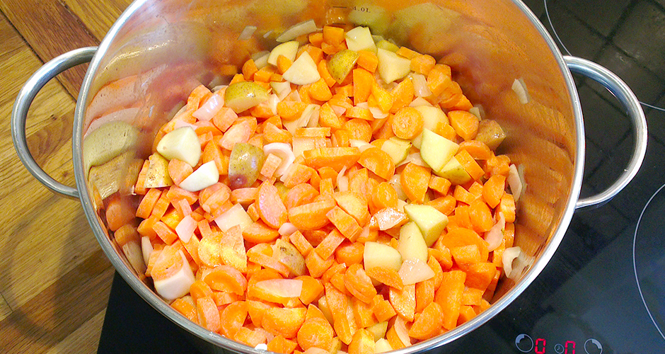 Kok løk, potet og gulrot sammen med krydder og buljong