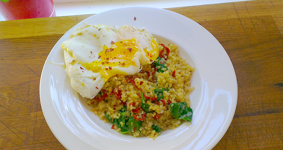 Quinoa med stekt egg, soltørket tomat og spinat