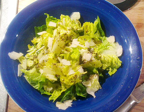 Grønn salat med pecorinoost og pestodressing