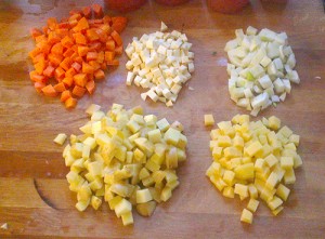 Gulrot, persillerot, fennikel, potet og kålrot går i suppen