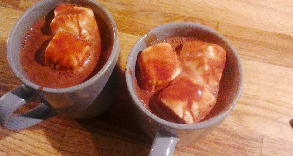Deilig varm sjokolade med salt, chili og mashmallows