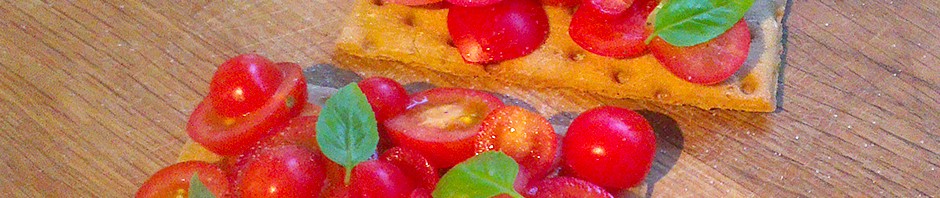 Glutenfrie knekkebrød med tomater fra egen kjøkkenhage, salt, pepper og basilikum